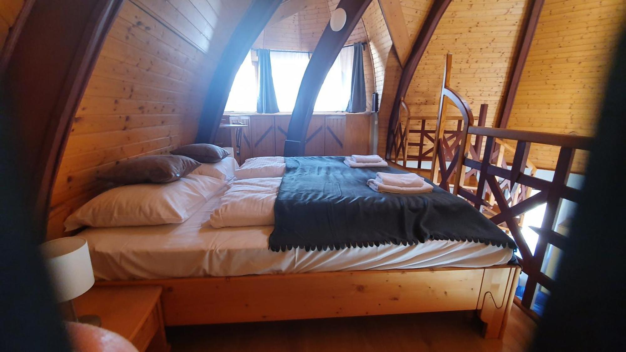 Pannonia Apartman Esztergom Bilik gambar