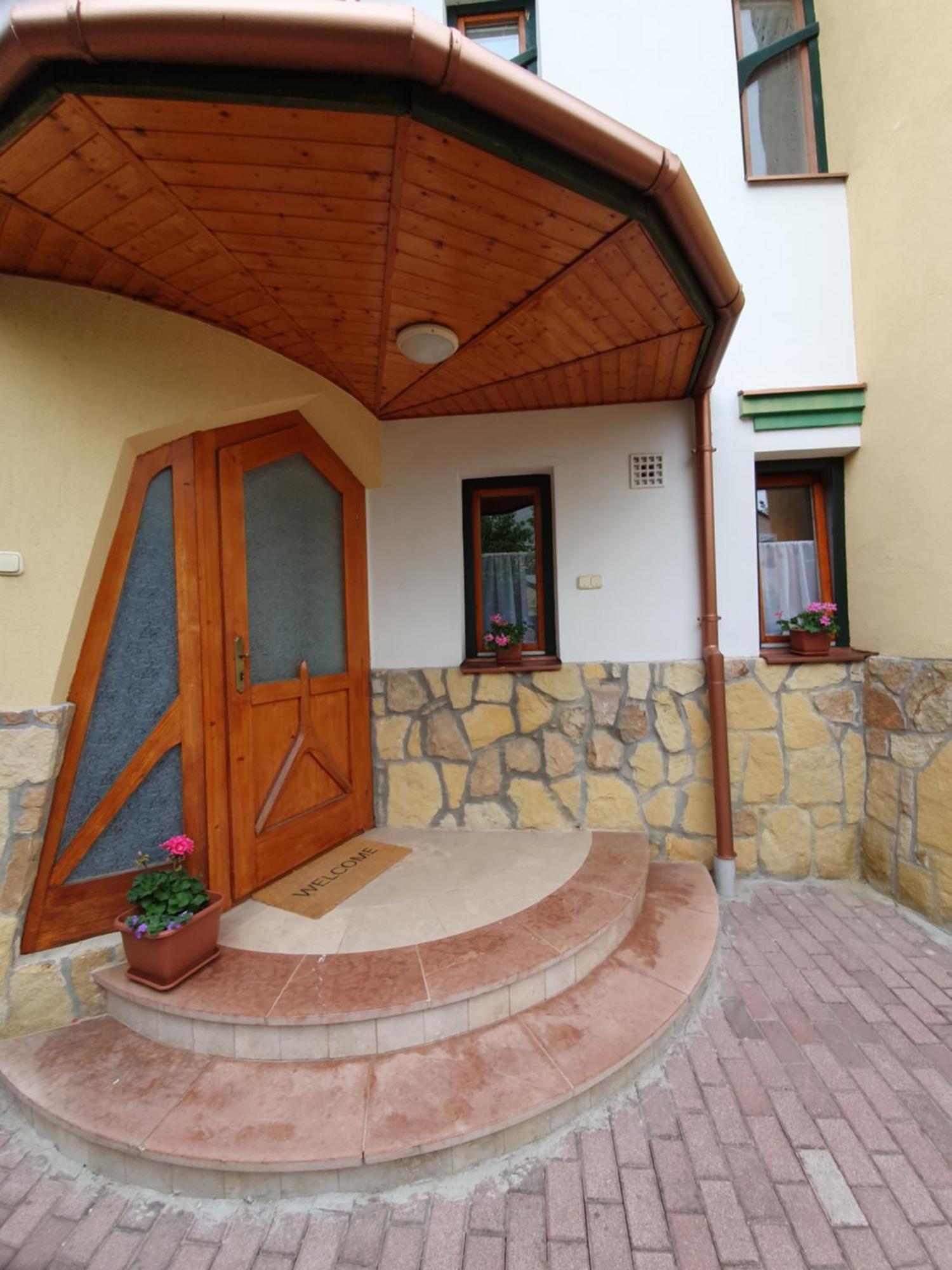 Pannonia Apartman Esztergom Bilik gambar